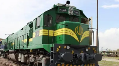 ریلی با رنگ سبز و زرد.