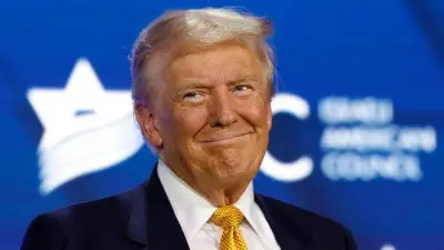 Дональд Трамп посміхається
