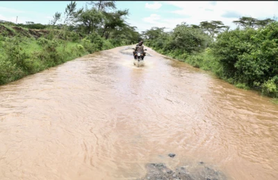 Ẹkun omi to n ṣan, ọkada kan n rin ninu rẹ