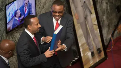 MM Abiy Ahmad fi Ministira Muummee duraanii Haayilemaaram Dassaalenyi, lamaanuu suufii gurraachaa fi shamizii adii uffataniiru, heera mootummaa bifa kitaabaa qabu wal harkaa fuuchaa jiru