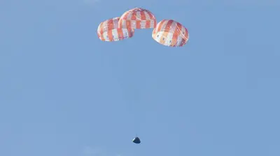 La cápsula Orión en el momento del amerizaje.