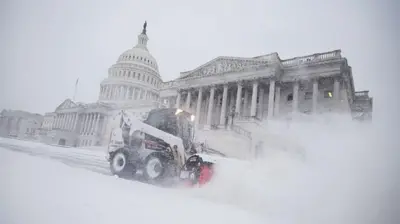 Los equipos de mantenimiento del Capitolio limpian la nieve del edificio durante la tormenta invernal Fern sobre el área de Washington 
