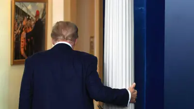 عکسی از ترامپ که پشتش به دوربین است