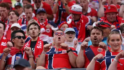 Torcedores da Noruega participam da “Viking Row” durante a partida do Grupo I da Copa do Mundo FIFA 2026 entre Noruega e Senegal no Estádio Nova York Nova Jersey 