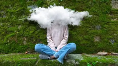 ਇੱਕ ਔਰਤ ਜਿਸ ਦਾ ਚਿਹਰਾ ਧੁੂੰਏਂ ਨਾਲ ਘਿਰਿਆ ਹੋਇਆ ਹੈ