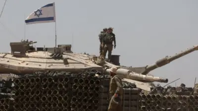 イスラエル軍の戦車の上に立つ兵士