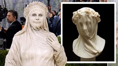 A modelo Heidi Klum, ao lado da escultura 'Vestal Velada', de Raffaelle Monti