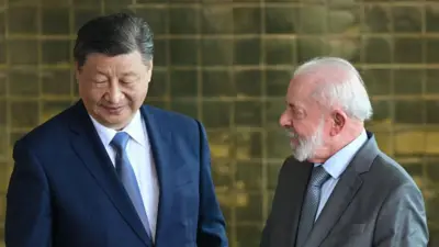 Xi Jinping (E), e o presidente do Brasil, Luiz Inácio Lula da Silva, chegam para uma declaração conjunta à imprensa após uma reunião no Palácio da Alvorada,propokerBrasília,propoker20propokernovembropropoker2024