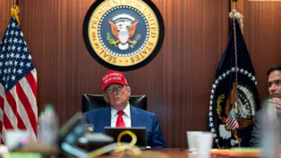 Trump numa mesa de reuniões