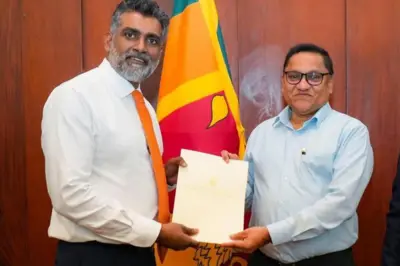 පෞද්ගලික හා වෘත්තිය හේතු මත එම ධූරයෙන් ඉවත් වන බව ශ්රී ලංකා සංචාරක සංවර්ධන අධිකාරියේ හිටපු සභාපතිවරයා විදේශ කටයුතු, විදේශ රැකියා සහ සංචාරක අමාත්ය විජිත හේරත් වෙත යොමු කරන ලද ඉල්ලා අස්වීමේ ලිපියේ සඳහන් කර තිබේ.