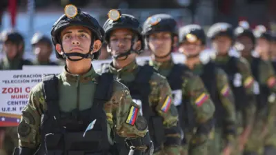 Солдаты венесуэльской армии принимают участие в военном параде. Они несут избирательные материалы для президентских выборов в Фуэрте Тиуна, Каракас, 24 июля 2024 года.