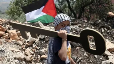 elinde "geri dönüş anahtarı" taşıyan Filistinli bir 