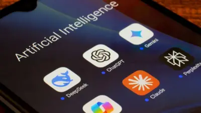 Aplicații IA pe un ecran de telefon, inclusiv DeepSeek, ChatGPT and Claude.