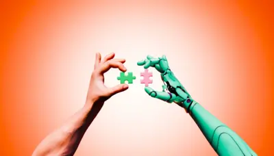 Foto de arquivo de mãos humanas e robóticas a unir peças de puzzle para uma inovação futura