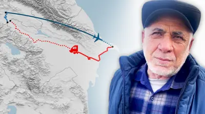 Коллаж: изображение мужчины с седой щетиной в кепке и синей куртке, надетой поверх синей клетчатой рубашки, на фоне карты, где синим и красным цветами обозначен маршрут