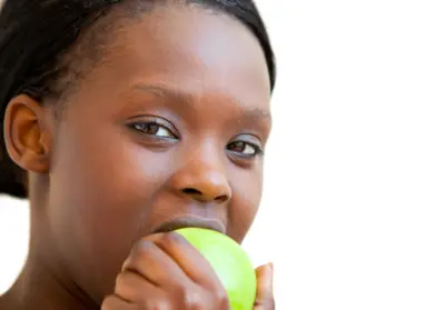 Femme qui mange une pomme