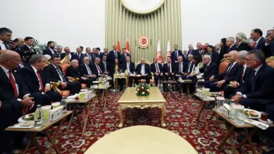 Cumhurbaşkan ve AKP Genel Başkanı Recep Tayyip Erdoğan'ın Meclis'te çok sayıda muhalefet partisinin lideriyle birlikte verdiği fotoğraf  