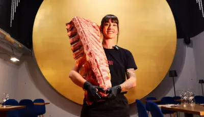 Mujer con un costillar de carne