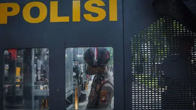 Polisi berjaga di depan Gedung Pengadilan Tipikor, Jakarta, Jumat (25/07).