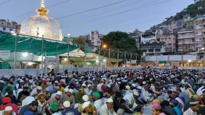 বিশ্বের বিভিন্ন প্রান্ত থেকে মানুষ এই দরগাহ পরিদর্শন করতে আসেন।
