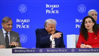 Olootu ijọba Pakistan; Shehbaz Sharif lapa osi, Aarẹ Donald Trump ilẹ America lo wa laaarin, nigba ti Aarẹ orilẹede Kosovo, Vjosa Osmani, wa lapa ọtun nibi ipade "Board of Peace" to waye lasiko ti ipade ọrọ aje agbaye ( World Economic Forum) ni Davos, Switzerland, lọjọ kejilelogun, oṣu Kin-in-ni ọdun 2026.
