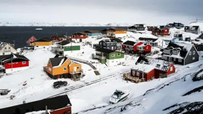Una vista panorámica de viviendas sobre la costa en Nuuk, Groenlandia, el sábado 3 de mayo de 2025.
