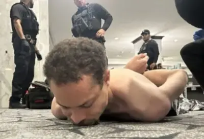 Onye a a makpuru n'ala bụ onye a na-enyo enyo na ọ gbara egbe n'ebe ndị ntaakụkọ White House na Onyeisiala na-erikọ nri abalị na Washington DC n'abalị Satọde 25 Epreel 2026