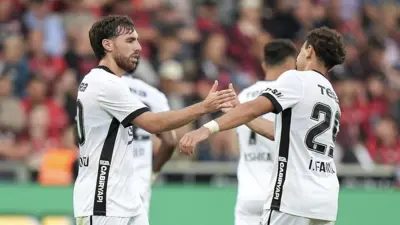 Beşiktaş'tan Orkun Kökçü (solda), 30 Temmuz 2026 tarihinde Danimarka'nın Herning kentindeki MCH Arena'da oynanan Midtjylland - Beşiktaş UEFA Avrupa Ligi ikinci eleme turu rövanş maçında golün ardından sevinç yaşıyor.