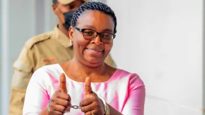 Victoire Ingabire yambaye ikanzu y'icyatsi kibisi yiteye n'ikanga ry'umukara