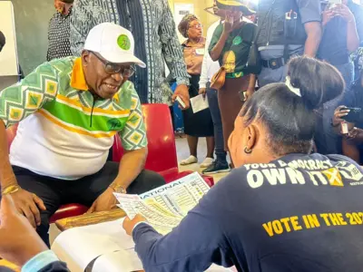 Zuma with supporters 