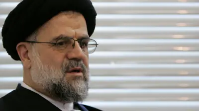 آیتالله حسین موسوی تبریزی، روحانی ایرانی، در گفتوگو با خبرنگار خبرگزاری رویترز در دفتر خود در شهر قم