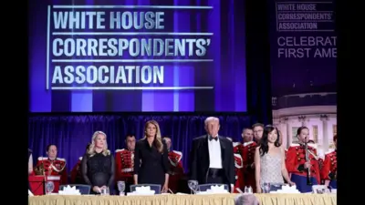 صحنه، پیش از آنکه شلیک گلوله در خارج از سالن مراسم را به هم بزند، با حضور ترامپ و همسرش