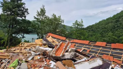 srušeni objekat, iza jezero i šuma okolo