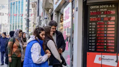 Döviz bürosunun önünde kadınlar ve erkekler
