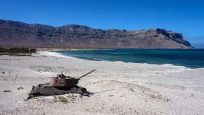 Radziecki czołg leży na piasku 15 października 2025 roku na Sokotrze w Jemenie. Sokotra, największa wyspa w archipelagu o tej samej nazwie, znajduje się 150 mil od Rogu Afryki. 