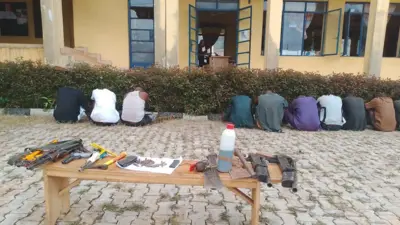 Awọn afurasi ajagungbalẹ ati afurasi adigunjale naa kọyin si kamẹra, awọn nnkan tawọn ọlọpaa gba lọwọ wọn wa lori bẹẹnṣi kan ti wọn to wọn si ninu aworan yii.