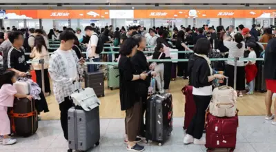 ์บ๋ฆฌ์ด๋ฅผ ์์ ๋๊ณ ์ถ๊ตญ์ฅ์ ๋ค์ด์๊ธฐ ์ํด ์ค์ ์ ์๋ ์ฌ๋๋ค