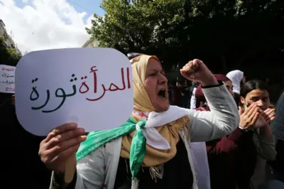 نساء يتظاهرن في شوارع الجزائر العاصمة بمناسبة اليوم العالمي للمرأة، 8 مارس/آذار 2021.