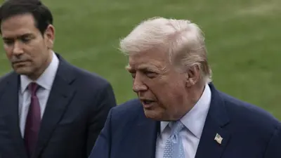 
واشنگتن دی‌سی، ایالات متحده – ۲۰ مارس ۲۰۲۶: دونالد ترامپ، رئیس‌جمهوری آمریکا، پیش از ترک کاخ سفید به مقصد میامی با خبرنگاران صحبت می‌کند. در کنار او، مارکو روبیو، وزیر امور خارجه آمریکا دیده می‌شود.