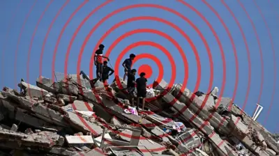Un grupo de personas sobre escombros tras el terremoto del 24 de junio en Venezuela