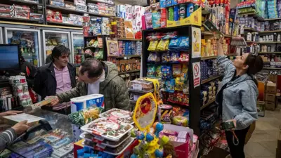 مردم در یک سوپرمارکت در مرکز شهر تهران، ایران، در ۱۱ آوریل ۲۰۲۶ (۲۲ فروردین ۱۴۰۵)، در حالی که مذاکرات مستقیم ایران و ایالات متحده در اسلام‌آباد، پاکستان در جریان است، خرید می‌کنند.