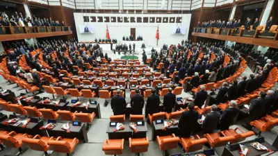 meclisin içinde milletvekilleri ve koltuklar görülüyor