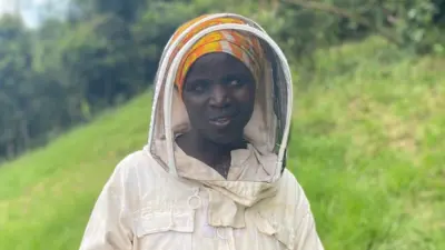 Umugore wambaye umwenda w'abavumvu