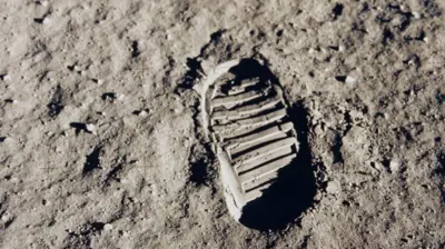 လကမ္ဘာပေါ်ပထမဆုံးခြေချခဲ့တဲ့ အမေရိကန်အာကာသယာဉ်မှူး နီးလ် အမ်းစထရောင်း ရဲ့ ခြေရာ
