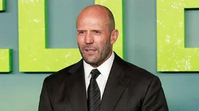 Jason Statham yambaye ikoti mu gikorwa co kwerekana ireresi Shelter.