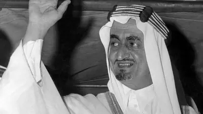 शाह फ़ैसल हाथ उठाए हुए