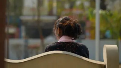 पटना के किसी पार्क में बेंच पर बैठी एक युवती