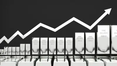 Gümüş külçeleri ve üzerlerinde bir artış grafiği