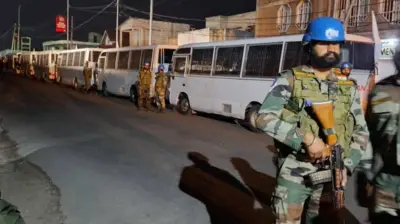 Abasirikare ba MONUSCO iruhande rw'imodoka zigiye gutwara abasirikare ba FARDC zibavana i Goma ku wa gatatu