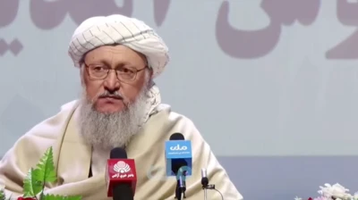 حنفی پشت مایک در حال سخنرانی